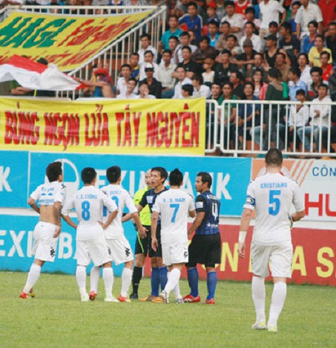 Cảnh hâu vệ Quốc Long phản ứng thiếu văn hóa với trọng tài Ngô Quốc Hưng. Ảnh: TNO