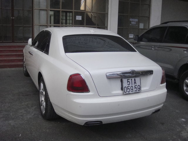 Theo nhiều nguồn tin thì bầu Trường đã tặng chiếc xe siêu sang này lại cho vợ của mình.