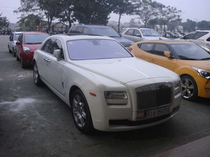 Giá của chiếc Roll-Royce Ghost màu trắng này cũng không hề rẻ, vào khoảng gần 1 triệu USD.