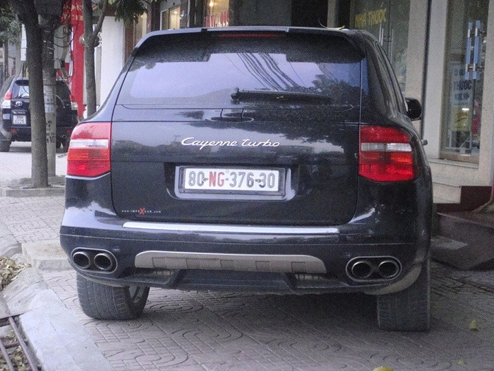 Chiếc Porsche Cayenne Turbo này trước đây thường xuyên được vợ ông Hoàng Mạnh Trường sử dụng trong mục đích công việc…
