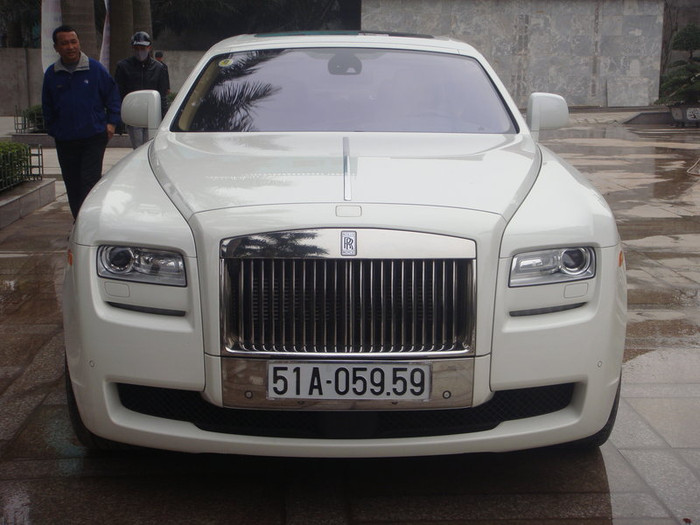 Đáng chú ý nhất trong dàn xe của bầu Trường phải kể đến chiếc Roll-Royce Ghost màu trắng mà hiện nay gia đình ông đang sử dụng.