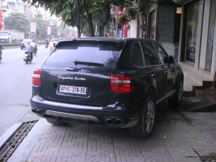 Một trong những chiếc xe siêu sang mà gia đình ông Trường từng sở hữu là chiếc Porsche Cayenne Turbo mang biển NG.