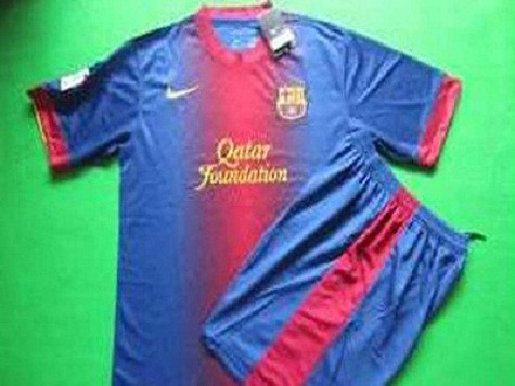 Mẫu áo đấu của CLB Barca được rao bán trên Ebay Mẫu áo đấu của CLB Barca được rao bán trên Ebay