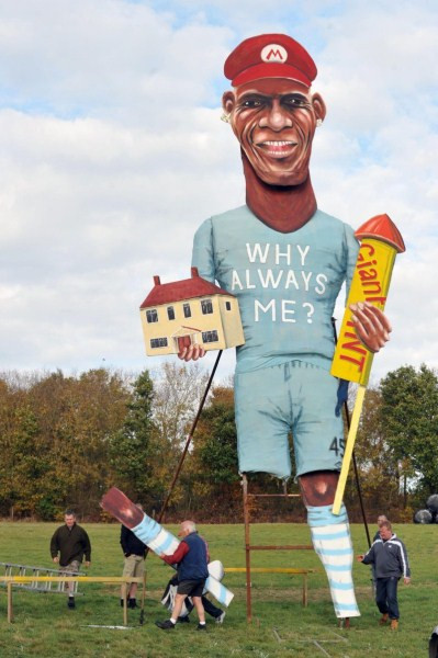 Balotelli còn là một tay cực kỳ sát gái. Balotelli còn là một tay cực kỳ sát gái.