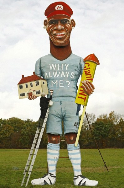 Balotelli luôn có những hành động kỳ quặc trong sân cỏ và ngoài cuộc sống. Balotelli luôn có những hành động kỳ quặc trong sân cỏ và ngoài cuộc sống.