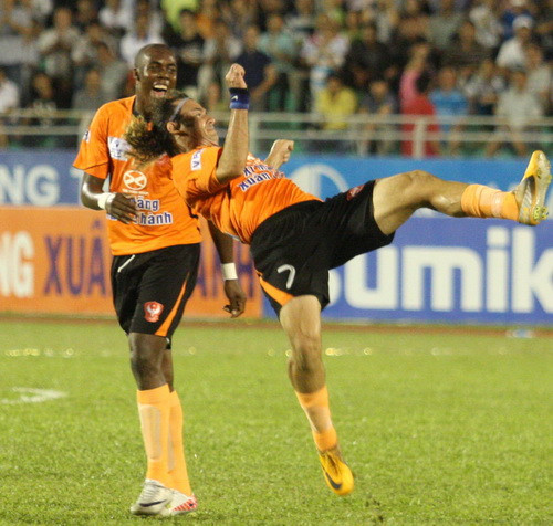 Pha san-tô ăn mừng bàn thắng đầy ấn tượng của tiền đạo Huỳnh Kesley