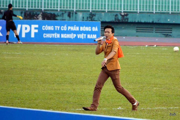 MC Trấn Thành tạo sức nóng cho các khán đài trước trận đấu.