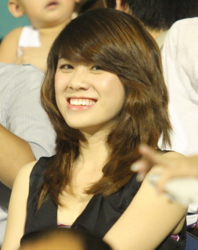 Dàn hot girl chân dài quyến rũ và cuồng nhiệt trên các khán đài của sân Thống Nhất để cỗ vũ cho Sài Gòn FC