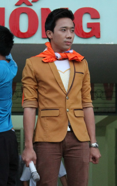 MC Trấn Thành tạo sức nóng cho các khán đài trước trận đấu.