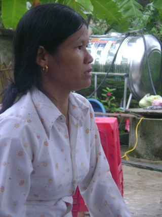 Chị Lê vẫn thất thần sợ hãi khi nhớ đến cái buổi chồng mình bị tên sát nhân Đoàn Duy Thành truy đuổi nhưng may mắn thoát nạn Chị Lê vẫn thất thần sợ hãi khi nhớ đến cái buổi chồng mình bị tên sát nhân Đoàn Duy Thành truy đuổi nhưng may mắn thoát nạn