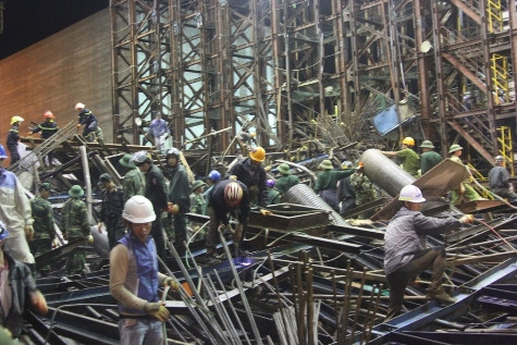 Đến 9 giờ 30 sáng nay lực lượng cứu hộ vẫn chưa tiếp cận được 2 nạn nhân mắc kẹt (ảnh Xuân Hòa) Đến 9 giờ 30 sáng nay lực lượng cứu hộ vẫn chưa tiếp cận được 2 nạn nhân mắc kẹt (ảnh Xuân Hòa)