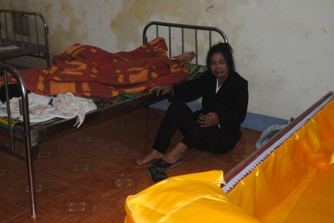 Người mẹ nạn nhân Minh thất thần bên quan tài con trai mình (ảnh Xuân Hòa) Người mẹ nạn nhân Minh thất thần bên quan tài con trai mình (ảnh Xuân Hòa)