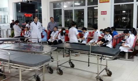 Toàn bộ y, bác sỹ Bệnh viện Đa khoa tỉnh Hà Tĩnh và hơn 150 sinh viên trường Cao đẳng Y Hà Tĩnh được điều động làm việc suốt đêm để cấp cứu các công nhân gặp nạn (ảnh Xuân Hòa)