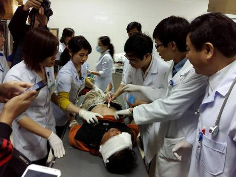 Các nạn nhân đang được hội chẩn (ảnh Xuân Hòa) Các nạn nhân đang được hội chẩn (ảnh Xuân Hòa)