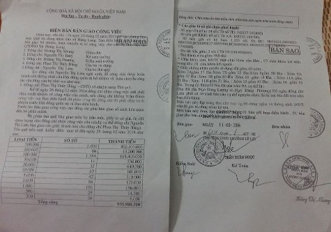 Nhưng trong Biên bản bàn giao công việc năm 2014 của Quỹ Tín dụng nhân dân xã Hưng Long được lập vào 17 giờ ngày 25/2/2014, tức là trước khi con dấu được cấp phép 1 tháng vẫn được đóng bằng con dấu mới (ảnh Xuân Hòa) Nhưng trong Biên bản bàn giao công việc năm 2014 của Quỹ Tín dụng nhân dân xã Hưng Long được lập vào 17 giờ ngày 25/2/2014, tức là trước khi con dấu được cấp phép 1 tháng vẫn được đóng bằng con dấu mới (ảnh Xuân Hòa)