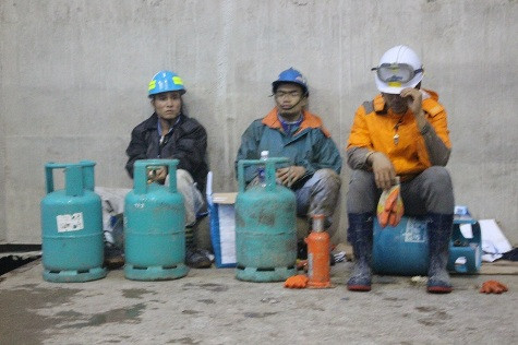 Vẻ mặt thất thần vì sợ hãi và nỗi buồn của các công nhân trước tai nạn đột ngột đã cướp đi 13 sinh mạng của đồng nghiệp mình (ảnh Xuân Hòa) Vẻ mặt thất thần vì sợ hãi và nỗi buồn của các công nhân trước tai nạn đột ngột đã cướp đi 13 sinh mạng của đồng nghiệp mình (ảnh Xuân Hòa)