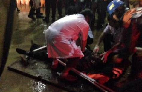 Lực lượng cứu hộ đưa các công nhân gặp nạn ra khỏi đống đổ nát để đưa đi cấp cứu (ảnh HV)