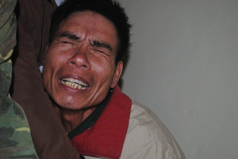 Nỗi đau của người bố nạn nhân Minh (ảnh Xuân Hòa) Nỗi đau của người bố nạn nhân Minh (ảnh Xuân Hòa)