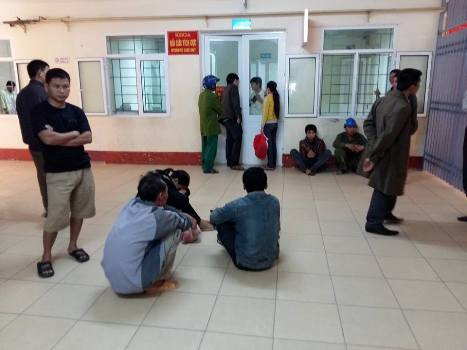 Người nhà các nạn nhân nghe tin đã đến bệnh viện để đợi và chăm sóc người thân mình gặp nạn (ảnh Xuân Hòa) Người nhà các nạn nhân nghe tin đã đến bệnh viện để đợi và chăm sóc người thân mình gặp nạn (ảnh Xuân Hòa)