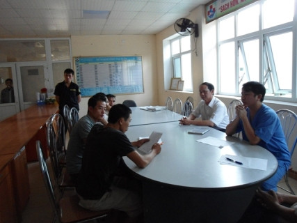 Các y bác sĩ Bệnh viện Nhi Nghệ An đang làm việc với người nhà cháu Thư Các y bác sĩ Bệnh viện Nhi Nghệ An đang làm việc với người nhà cháu Thư