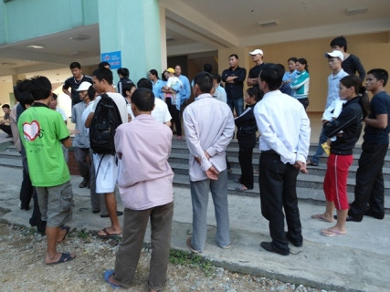 Sau khi cháu Thư tử vong nghi ngờ cái chết của cháu Thư là do việc tắc trách của các y bác sĩ trong khi thay băng nên rất đông người nhà nạn nhân đã vây kín khu vực Bệnh viện Nhi Nghệ An Sau khi cháu Thư tử vong nghi ngờ cái chết của cháu Thư là do việc tắc trách của các y bác sĩ trong khi thay băng nên rất đông người nhà nạn nhân đã vây kín khu vực Bệnh viện Nhi Nghệ An