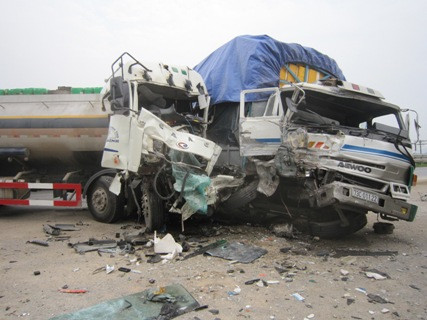 Vụ tai nạn đã khiến đầu hai chiếc xe nát bét, 4 nạn nhân bị thương nặng và hàng chục hành khách đang đứng bắt xe hoảng loạn. Vụ tai nạn đã khiến đầu hai chiếc xe nát bét, 4 nạn nhân bị thương nặng và hàng chục hành khách đang đứng bắt xe hoảng loạn.