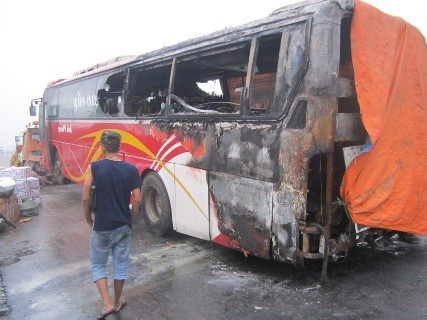 Chiếc xe bị ngọn lửa đã thiêu rụi gần như hoàn toàn. Chiếc xe bị ngọn lửa đã thiêu rụi gần như hoàn toàn.