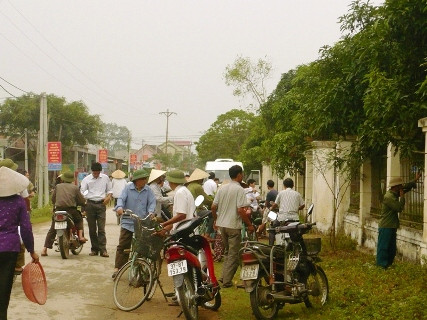 Sáng ngày 5/11 nhiều người dân hiếu kỳ đã tập trung trước UBND xã Nghi Long dõi theo quá trình khám nghiệm của lực lượng công an Sáng ngày 5/11 nhiều người dân hiếu kỳ đã tập trung trước UBND xã Nghi Long dõi theo quá trình khám nghiệm của lực lượng công an