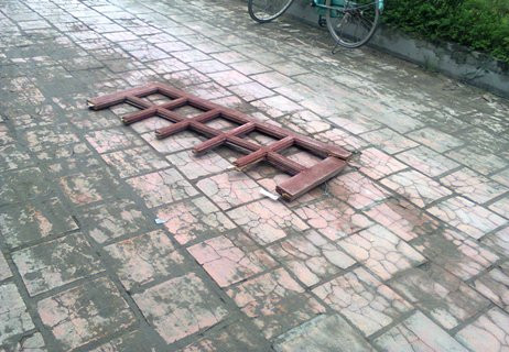 Một cánh cửa sổ của phòng làm việc ông Dũng bị vụ nổ hất văng xa khoảng 30m Một cánh cửa sổ của phòng làm việc ông Dũng bị vụ nổ hất văng xa khoảng 30m