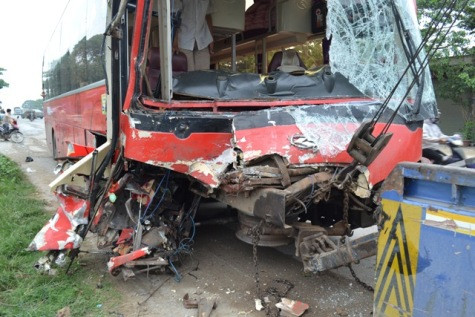 Cú đâm mạnh đã làm đầu chiếc xe khách giường nằm bẹp dúm dó nhưng may mắn không có hành khách nào bị thương