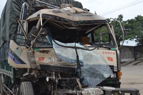 Đầu chiếc xe tải cũng bị bẹp dúm