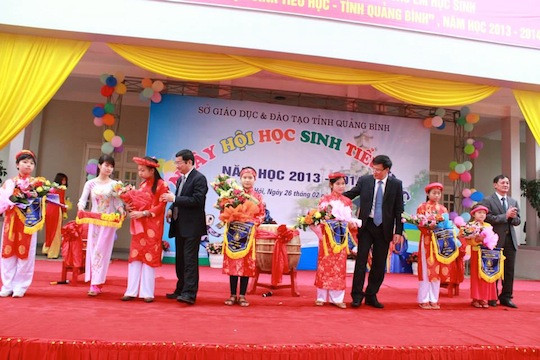 Điều chúng tôi rất ấn tượng là về dự Lễ Khai mạc Ngày Hội có đồng chí Lương Ngọc Bính, Uỷ viên BCH TW Đảng – Bí thư Tỉnh uỷ - Chủ tịch HĐND, đồng chí Trần Tiến Dũng, Tỉnh uỷ viên, Phó Chủ tịch UBND.Tại Lễ khai mạc, các đồng chí lãnh đạo tỉnh cùng Giám đốc Sở GD-ĐT tặng hoa và Cờ lưu niệm cho tất cả các đoàn về tham dự ngày hội. Điều chúng tôi rất ấn tượng là về dự Lễ Khai mạc Ngày Hội có đồng chí Lương Ngọc Bính, Uỷ viên BCH TW Đảng – Bí thư Tỉnh uỷ - Chủ tịch HĐND, đồng chí Trần Tiến Dũng, Tỉnh uỷ viên, Phó Chủ tịch UBND.Tại Lễ khai mạc, các đồng chí lãnh đạo tỉnh cùng Giám đốc Sở GD-ĐT tặng hoa và Cờ lưu niệm cho tất cả các đoàn về tham dự ngày hội.