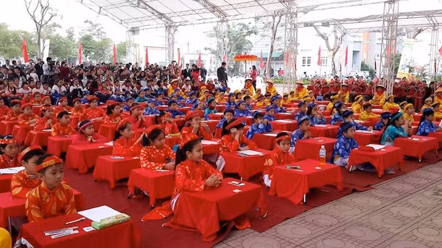 Vừa xong cuộc thi của các “Trạng nguyên nhỏ tuổi” lại là cuộc thi thể hiện “nét chữ, nết người” mà tất cả các phụ huynh đều được chứng kiến những phút con em mình đưa tâm hồn mình vào từng nét chữ. Vừa xong cuộc thi của các “Trạng nguyên nhỏ tuổi” lại là cuộc thi thể hiện “nét chữ, nết người” mà tất cả các phụ huynh đều được chứng kiến những phút con em mình đưa tâm hồn mình vào từng nét chữ.