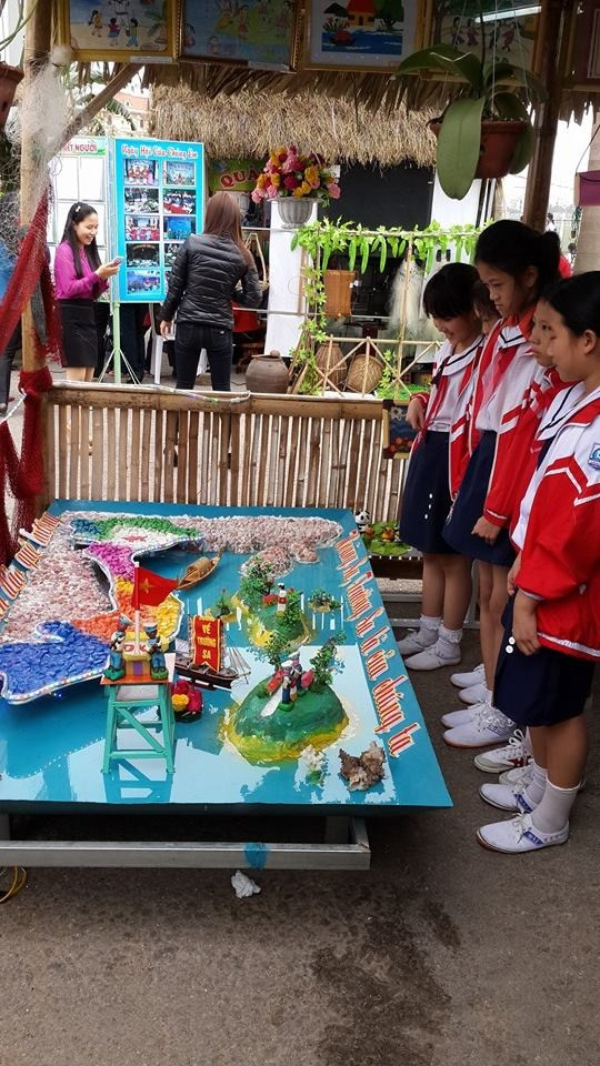 Chúng ta còn thấy cả một sa bàn nổi hình ảnh đất nước Việt Nam với những lá cờ đỏ sao vàng khẳng định chủ quyền Trường Sa, Hoàng Sa với chủ đề "Chúng em yêu biển đảo quê hương"; mô hình nhà ở cùng các văn hoá của huyện miền núi Tuyên Hoá; các vật dụng sinh hoạt trong thời chiến tranh chống Mỹ;… Chúng ta còn thấy cả một sa bàn nổi hình ảnh đất nước Việt Nam với những lá cờ đỏ sao vàng khẳng định chủ quyền Trường Sa, Hoàng Sa với chủ đề "Chúng em yêu biển đảo quê hương"; mô hình nhà ở cùng các văn hoá của huyện miền núi Tuyên Hoá; các vật dụng sinh hoạt trong thời chiến tranh chống Mỹ;…