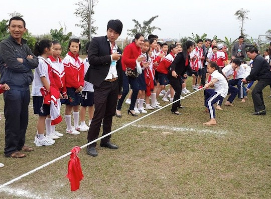 Cuộc thi kéo co thu hút rất nhiều cổ động viên. Cuộc thi kéo co thu hút rất nhiều cổ động viên.