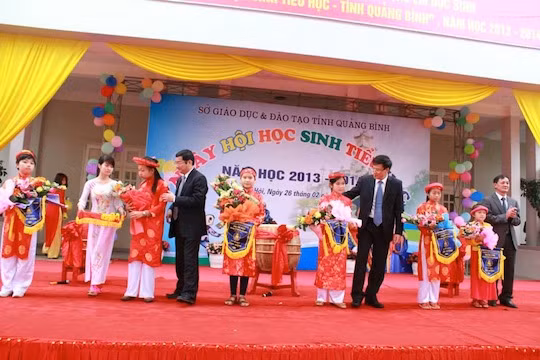 Điều chúng tôi rất ấn tượng là về dự Lễ Khai mạc Ngày Hội có đồng chí Lương Ngọc Bính, Uỷ viên BCH TW Đảng – Bí thư Tỉnh uỷ - Chủ tịch HĐND, đồng chí Trần Tiến Dũng, Tỉnh uỷ viên, Phó Chủ tịch UBND.Tại Lễ khai mạc, các đồng chí lãnh đạo tỉnh cùng Giám đốc Sở GD-ĐT tặng hoa và Cờ lưu niệm cho tất cả các đoàn về tham dự ngày hội. Điều chúng tôi rất ấn tượng là về dự Lễ Khai mạc Ngày Hội có đồng chí Lương Ngọc Bính, Uỷ viên BCH TW Đảng – Bí thư Tỉnh uỷ - Chủ tịch HĐND, đồng chí Trần Tiến Dũng, Tỉnh uỷ viên, Phó Chủ tịch UBND.Tại Lễ khai mạc, các đồng chí lãnh đạo tỉnh cùng Giám đốc Sở GD-ĐT tặng hoa và Cờ lưu niệm cho tất cả các đoàn về tham dự ngày hội.