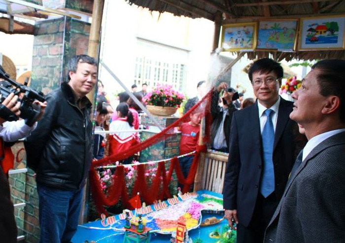 TS Lê Thống Nhất (bên trái ngoại cùng); Nhà giáo Đoàn Đức Liêm, Tỉnh uỷ viên – Giám đốc Sở GD-ĐT đưa các đồng chí lãnh đạo tỉnh qua thăm các gian trưng bày của các phòng GD-ĐT mà ở mỗi gian trưng bày này là các sản phẩm mà các thầy cô giáo đã sáng tạo để giáo dục các em học sinh lịch sử truyền thống cùng các đặc sản, ngành nghề nổi tiếng của địa phương. Vào gian trưng bày của Phòng GD-ĐT huyện Lệ Thuỷ thấy ngay câu thơ : “Lệ thuỷ gạo trắng, nước trong. Quê hương Đại tướng, giọng hò khoan ân tình”. TS Lê Thống Nhất (bên trái ngoại cùng); Nhà giáo Đoàn Đức Liêm, Tỉnh uỷ viên – Giám đốc Sở GD-ĐT đưa các đồng chí lãnh đạo tỉnh qua thăm các gian trưng bày của các phòng GD-ĐT mà ở mỗi gian trưng bày này là các sản phẩm mà các thầy cô giáo đã sáng tạo để giáo dục các em học sinh lịch sử truyền thống cùng các đặc sản, ngành nghề nổi tiếng của địa phương. Vào gian trưng bày của Phòng GD-ĐT huyện Lệ Thuỷ thấy ngay câu thơ : “Lệ thuỷ gạo trắng, nước trong. Quê hương Đại tướng, giọng hò khoan ân tình”.