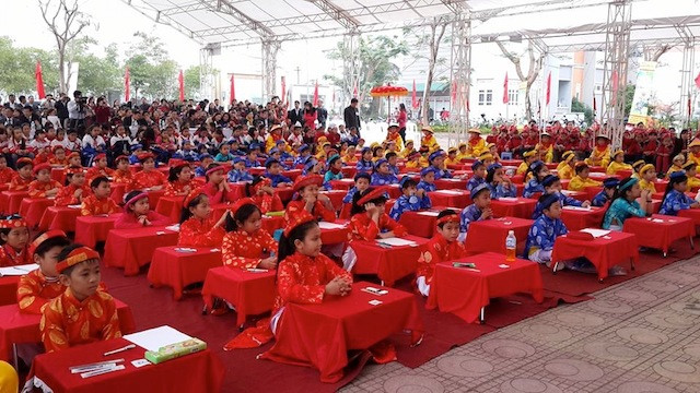 Vừa xong cuộc thi của các “Trạng nguyên nhỏ tuổi” lại là cuộc thi thể hiện “nét chữ, nết người” mà tất cả các phụ huynh đều được chứng kiến những phút con em mình đưa tâm hồn mình vào từng nét chữ. Vừa xong cuộc thi của các “Trạng nguyên nhỏ tuổi” lại là cuộc thi thể hiện “nét chữ, nết người” mà tất cả các phụ huynh đều được chứng kiến những phút con em mình đưa tâm hồn mình vào từng nét chữ.