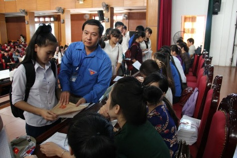 Thầy giáo Lê Minh Giang - Chủ tịch hội sinh viên trường Đại học Vinh tận tình giúp đỡ em Mai làm các thủ tục cần thiết để nhập học Thầy giáo Lê Minh Giang - Chủ tịch hội sinh viên trường Đại học Vinh tận tình giúp đỡ em Mai làm các thủ tục cần thiết để nhập học