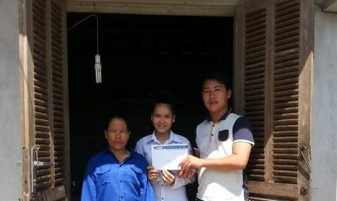 Phóng viên báo Giáo dục Việt Nam trao sô tiền 4 năm đóng học của độc giả báo hỗ trợ cho em Lê Thị Mai Phóng viên báo Giáo dục Việt Nam trao sô tiền 4 năm đóng học của độc giả báo hỗ trợ cho em Lê Thị Mai