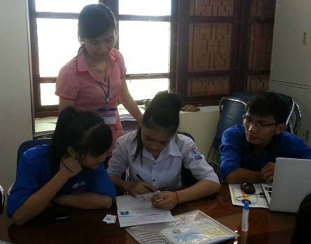 Giảng viên Nguyễn Thị Trang Thanh – Trưởng khoa Địa lí và Quản lý tài nguyên, trường Đại học Vinh cùng các sinh viên tình nguyện tại khoa đang giúp đỡ em Mai hoàn tất những thủ tục nhập học cuối cùng Giảng viên Nguyễn Thị Trang Thanh – Trưởng khoa Địa lí và Quản lý tài nguyên, trường Đại học Vinh cùng các sinh viên tình nguyện tại khoa đang giúp đỡ em Mai hoàn tất những thủ tục nhập học cuối cùng