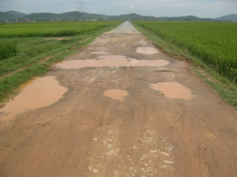 Đường từ các xóm thuộc khối Văn Hà đến điểm trường chính đều xa hơn 2km và nhiều ổ gà, ổ trâu khi trời mưa thành những vũng nước lớn rất khó đi lại Đường từ các xóm thuộc khối Văn Hà đến điểm trường chính đều xa hơn 2km và nhiều ổ gà, ổ trâu khi trời mưa thành những vũng nước lớn rất khó đi lại