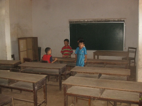 Các phòng học tại điểm trường lẽ vẫn đầy đủ trang thiết bị dạy học và các phòng học vẫn đang còn tốt nhưng để trống trong khi hơn 53 em học sinh phải nghỉ học vì phụ huynh phản đối việc sáp nhập điểm trường này về điểm trường chính Các phòng học tại điểm trường lẽ vẫn đầy đủ trang thiết bị dạy học và các phòng học vẫn đang còn tốt nhưng để trống trong khi hơn 53 em học sinh phải nghỉ học vì phụ huynh phản đối việc sáp nhập điểm trường này về điểm trường chính