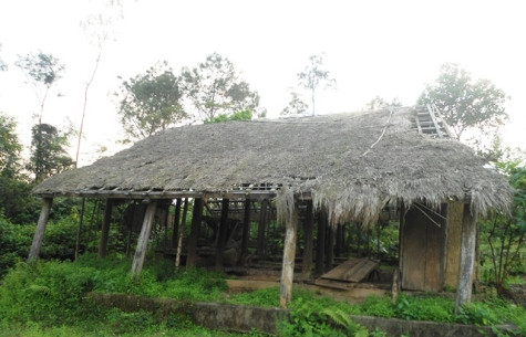 Khung cảnh tan hoang tại khu sinh thái lịch sử Vực Quành làm cho nơi này trở nên vắng vẻ đến rùng mình (ảnh Hoàng Hà) Khung cảnh tan hoang tại khu sinh thái lịch sử Vực Quành làm cho nơi này trở nên vắng vẻ đến rùng mình (ảnh Hoàng Hà)