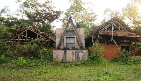 Khu vực tái hiện không gian thời chiến, với những công trình dã chiến, hầm hào... đã bị xuống cấp nghiêm trọng, bị cây cối phủ lấp (ảnh Hoàng Hà) Khu vực tái hiện không gian thời chiến, với những công trình dã chiến, hầm hào... đã bị xuống cấp nghiêm trọng, bị cây cối phủ lấp (ảnh Hoàng Hà)