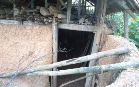 Hầu hết các ngôi nhà đều bị mục nát, xiêu vẹo (ảnh Hoàng Hà) Hầu hết các ngôi nhà đều bị mục nát, xiêu vẹo (ảnh Hoàng Hà)