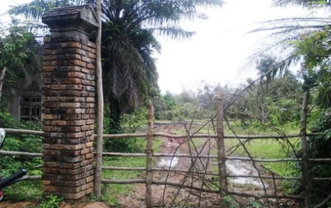 Cổng chính vào "làng chiến tranh mô phỏng" Vực Quành bị rào chắn (ảnh Hoàng Hà) Cổng chính vào "làng chiến tranh mô phỏng" Vực Quành bị rào chắn (ảnh Hoàng Hà)