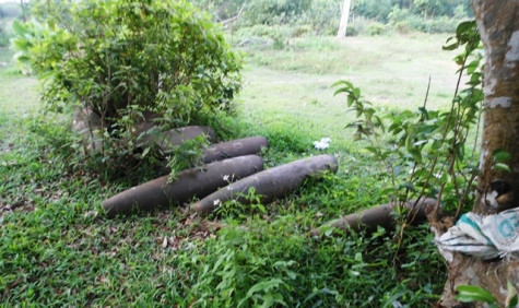 Những quả bom trước kia được “đứng xếp hàng” ngay ngắn nay được để ngổn ngang không bảo quản ngoài trời (ảnh Hoàng Hà) Những quả bom trước kia được “đứng xếp hàng” ngay ngắn nay được để ngổn ngang không bảo quản ngoài trời (ảnh Hoàng Hà)