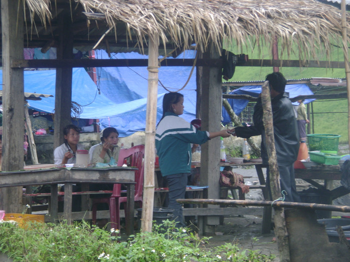 Những cô cậu học sinh Lào và Việt Nam cũng không quên đến thưởng thức nhiều món ăn trong phiên chợ hiếm hoi này Những cô cậu học sinh Lào và Việt Nam cũng không quên đến thưởng thức nhiều món ăn trong phiên chợ hiếm hoi này