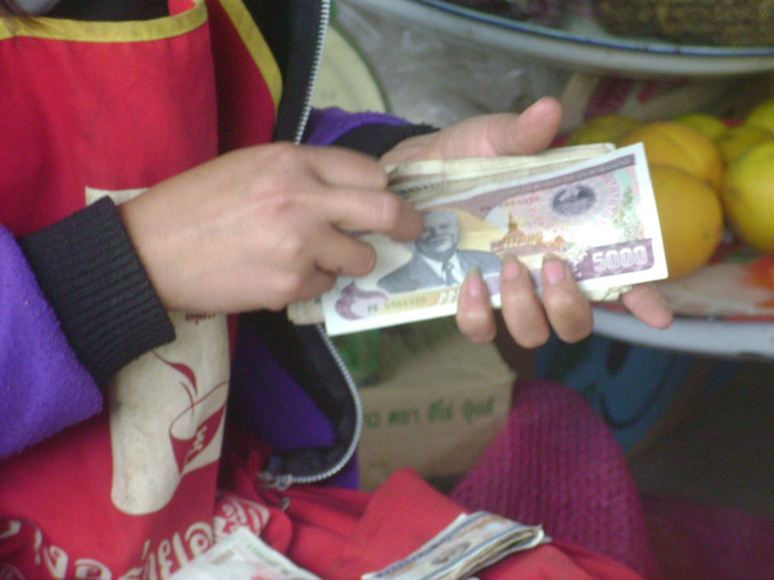 ... hoặc tiền Lào đều được ... hoặc tiền Lào đều được